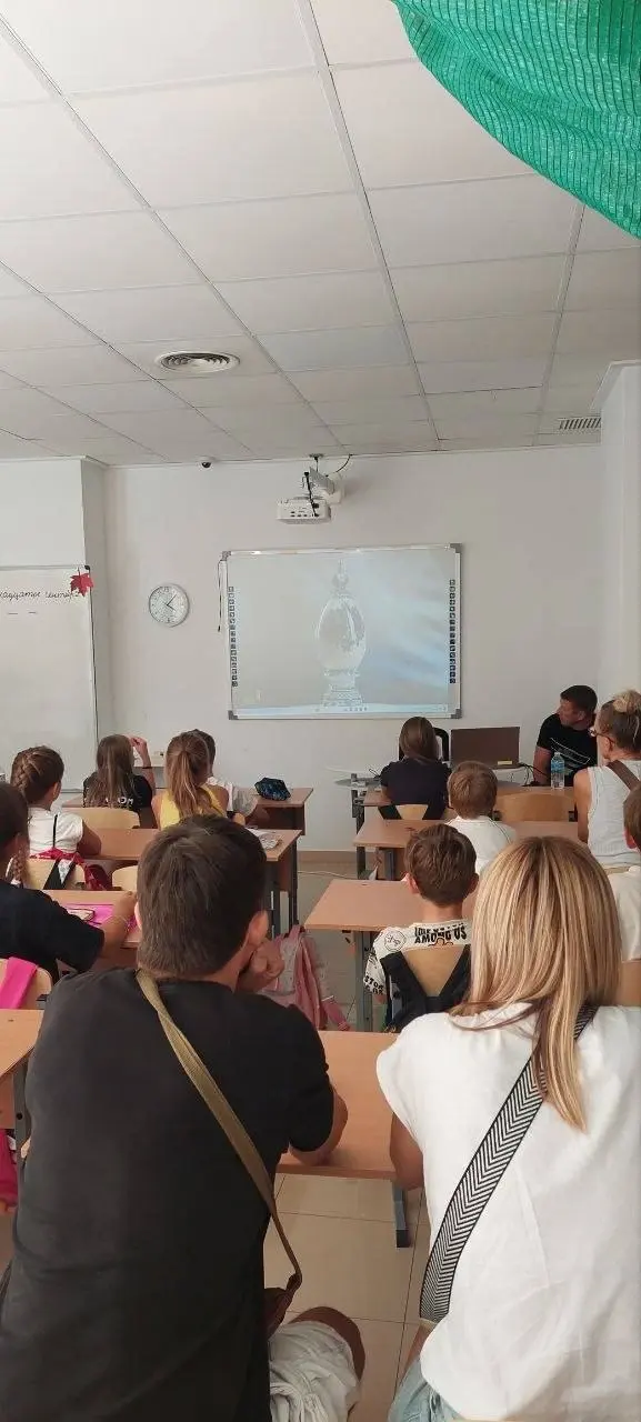 Ученики и родители смотрят документальный фильм «Промыслы. Русское в моде»